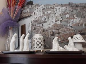 a table topped with white statues of buildings at B&B Stelle Della Daunia in San Severo
