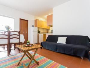 a living room with a couch and a table at Cegonha do mar in Aljezur