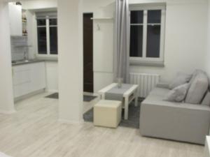 卡齊米日－多爾尼的住宿－Domek w ogrodzie，白色的客厅配有沙发和桌子
