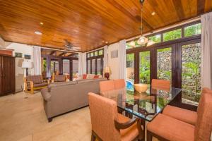 sala de estar con mesa y sofá en Jet Luxury at Langosta Beach Resort & Villas en Tamarindo