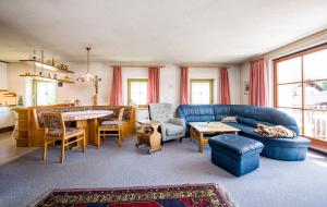 - un salon avec un canapé bleu et une table dans l'établissement Wonderful bright apartment with balcony & garden, à Reutte