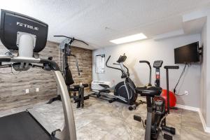 Fitnesscenter och/eller fitnessfaciliteter på GD 411:THIS 3 BDRM IS TOP-OF-THE-LINE! THE UPGRADES ARE ASTONISHING