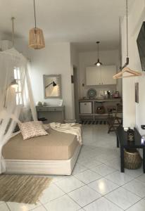 um quarto com uma cama e uma cozinha em Casa Liaya - Villa di Matala Apartments em Matala