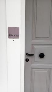una puerta con una señal que dice karma en ella en Casa Liaya - Villa di Matala Apartments, en Matala