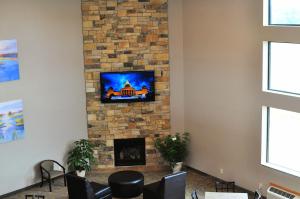En tv och/eller ett underhållningssystem på Qube Hotel - Polk City