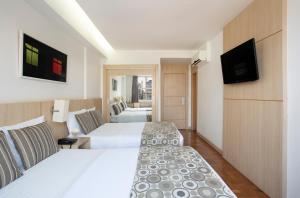Cama ou camas em um quarto em Normandy Hotel