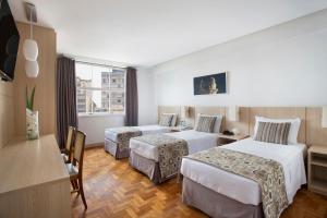 Cama ou camas em um quarto em Normandy Hotel