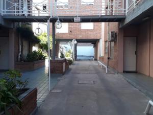 un callejón vacío en un edificio de ladrillo en CENTRO NORTE I con cochera incluida, en Bahía Blanca