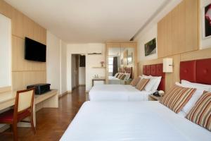 Uma TV ou centro de entretenimento em Normandy Hotel