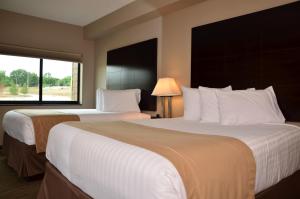 Posteľ alebo postele v izbe v ubytovaní Qube Hotel - Polk City