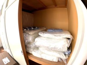 duas camas num armário com lençóis de plástico em Big stone tsukuda / Vacation STAY 5916 em Aomori