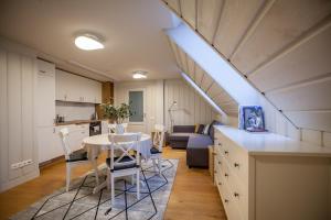 a kitchen and living room with a table and chairs at MARIOS Vaizdas į marias, terasa in Preila