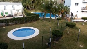 una vista aérea de una piscina en un patio en Torrox Costa, en Torrox Costa