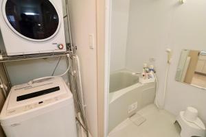 uma casa de banho com uma máquina de lavar roupa e um lavatório em Monteribolo Sapporo East / Vacation STAY 6005 em Sapporo