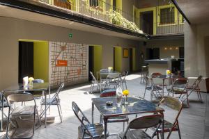 eine leere Terrasse mit Tischen und Stühlen in einem Restaurant in der Unterkunft Downtown Beds in Mexiko-Stadt