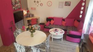 salon z kanapą i stołem w obiekcie Vacation House Bimba - Pomer w mieście Pomer