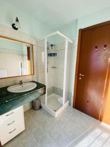 bagno con lavandino, doccia e servizi igienici di R.T.A. Hotel Monte Rosa a Champoluc