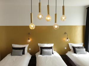 2 Betten in einem Zimmer mit Wandbeleuchtung in der Unterkunft Le Clos Marceau in Bédoin