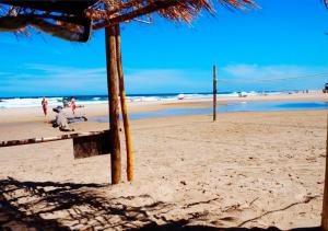 una playa con red de voleibol y gente en la playa en LA PALOMA CONTAINERS SUITES, en La Paloma