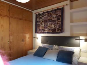 - une chambre avec un lit et une peinture murale dans l'établissement Ski Station Apartments, à Arinsal