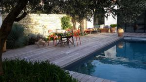 Bazén v ubytování Les Jardins de Clerjotte nebo v jeho okolí