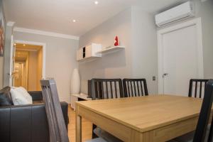 a dining room with a wooden table and chairs at Apartamento Reus 2 - Parking gratuito in Reus