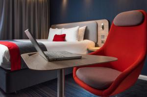 Tempat tidur dalam kamar di Holiday Inn Express London - Dartford, an IHG Hotel