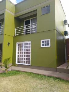 Maison verte et blanche avec fenêtre dans l'établissement Pousada San Jose, à Pântano Grande 8 autres photos