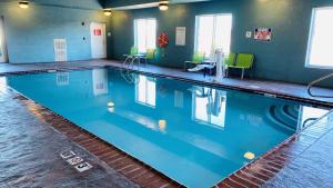 בריכת השחייה שנמצאת ב-Holiday Inn Express Hotel & Suites Louisville South-Hillview, an IHG Hotel או באזור
