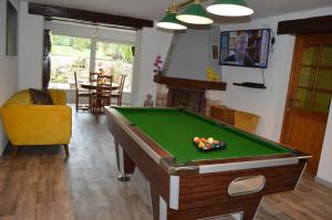 un salon avec une table de billard dans l'établissement Gîte La Volette, à Moulins-Saint-Hubert