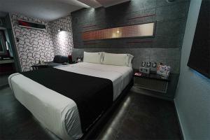 Kuboz Motor Hotel (Motel y Hotel) في غواذالاخارا: غرفة نوم بسرير كبير في غرفة