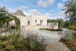 uma grande casa de pedra com telhado em Trullo dei maestri em Locorotondo