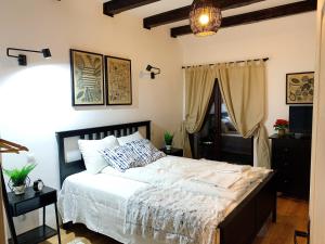 una camera con un grande letto e una finestra di Nordic Chalet a Sinaia