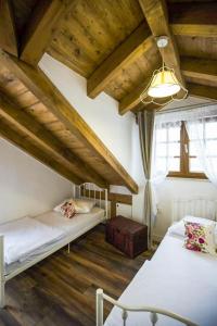 2 camas en una habitación con techos de madera en House for Rent Leila en Šibenik