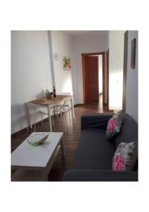 a living room with a couch and a table at Apartamentos cerca del Aeropuerto in Ingenio