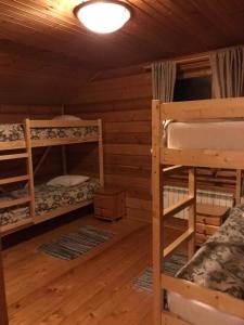 LovozeroにあるRusskaya Laplandiaのキャビン内の二段ベッド2台が備わる客室です。