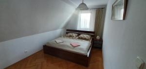 Giường trong phòng chung tại Dworek nad Potokiem