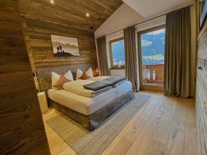 เตียงในห้องที่ Landhaus Rieder im Zillertal