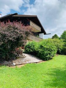 a house with a garden in front of a house at Alpen-Ferienwohnung Ginova in Garmisch-Partenkirchen