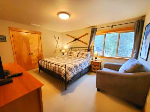 Ένα ή περισσότερα κρεβάτια σε δωμάτιο στο Big Pines Lodge +40 φωτογραφίες