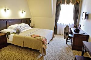 Postel nebo postele na pokoji v ubytování Hotel Chutor Kozacki + 26 fotografií
