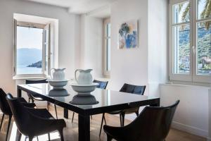 jadalnia ze stołem i krzesłami w obiekcie Palm Mansion w mieście Agia Efimia
