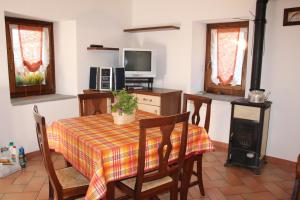 Η κουζίνα ή μικρή κουζίνα στο La casa di nonno "cien"
