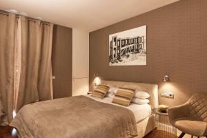 UD Apartments - Luxury Beach Apartment with Terrace tesisinde bir odada yatak veya yataklar