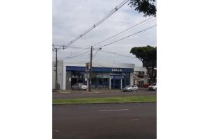 a building on the corner of a street with a car dealership at Apartamento Cidade Verde 6 MT in Maringá