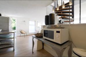 cocina con microondas sobre una mesa en Casa Qirih, en Zierikzee