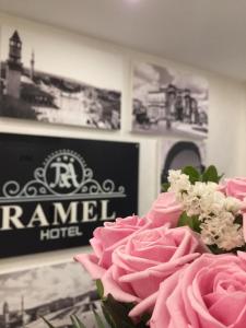 Majutusasutuses Ramel Hotel olev sertifikaat, autasu, silt või muu dokument