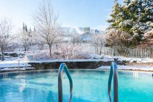 Bazén v ubytování Long Trail House Condominiums at Stratton Mountain Resort nebo v jeho okolí