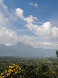 uma vista para uma montanha à distância em Hosteria del Centro em Santiago Atitlán