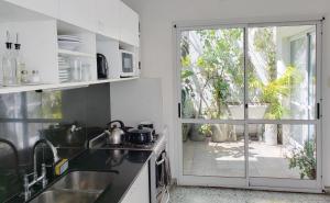 Dapur atau dapur kecil di Casa con dos habitaciones y dos patios
